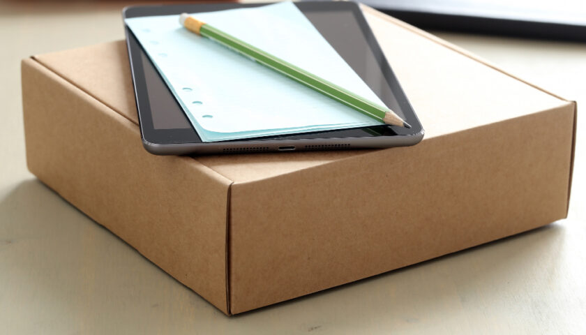 tablette sur une boite en carton