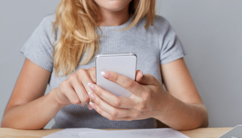 une femmme qui tape sur son téléphone